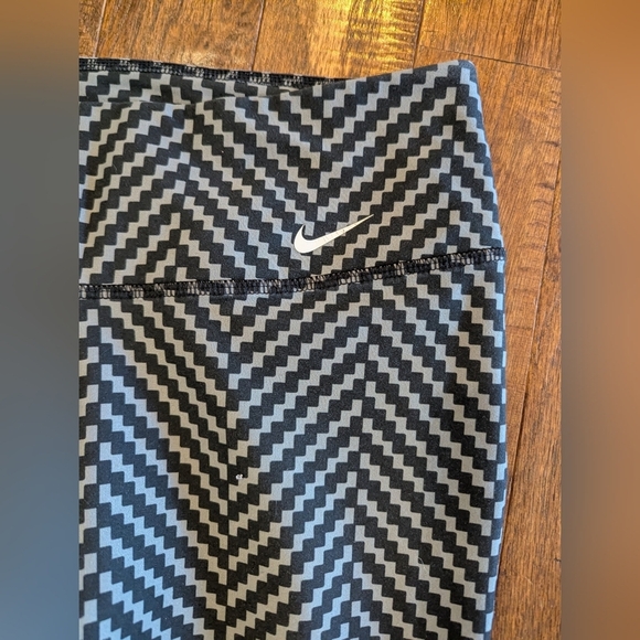 Nike Dri Fit Women's Black and Gray Checkered Leggings Size M - Picture 4 of 11
